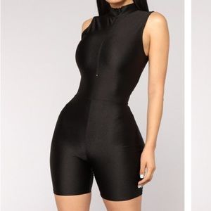 Round Neck Zipper Sleeveless Fitness Jumpsuit Shorts - Black